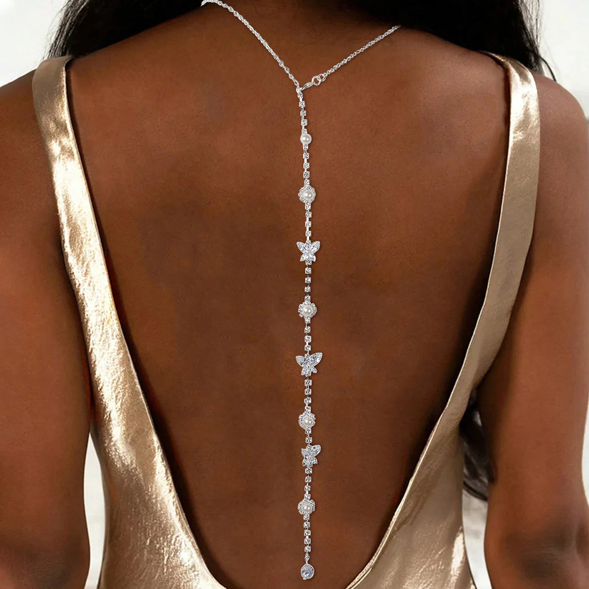 Halskette im Rücken