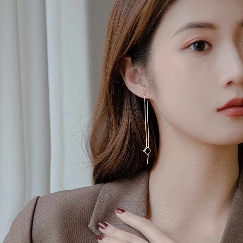 Boucle d&#39;oreille chaine pendante avec carré noir