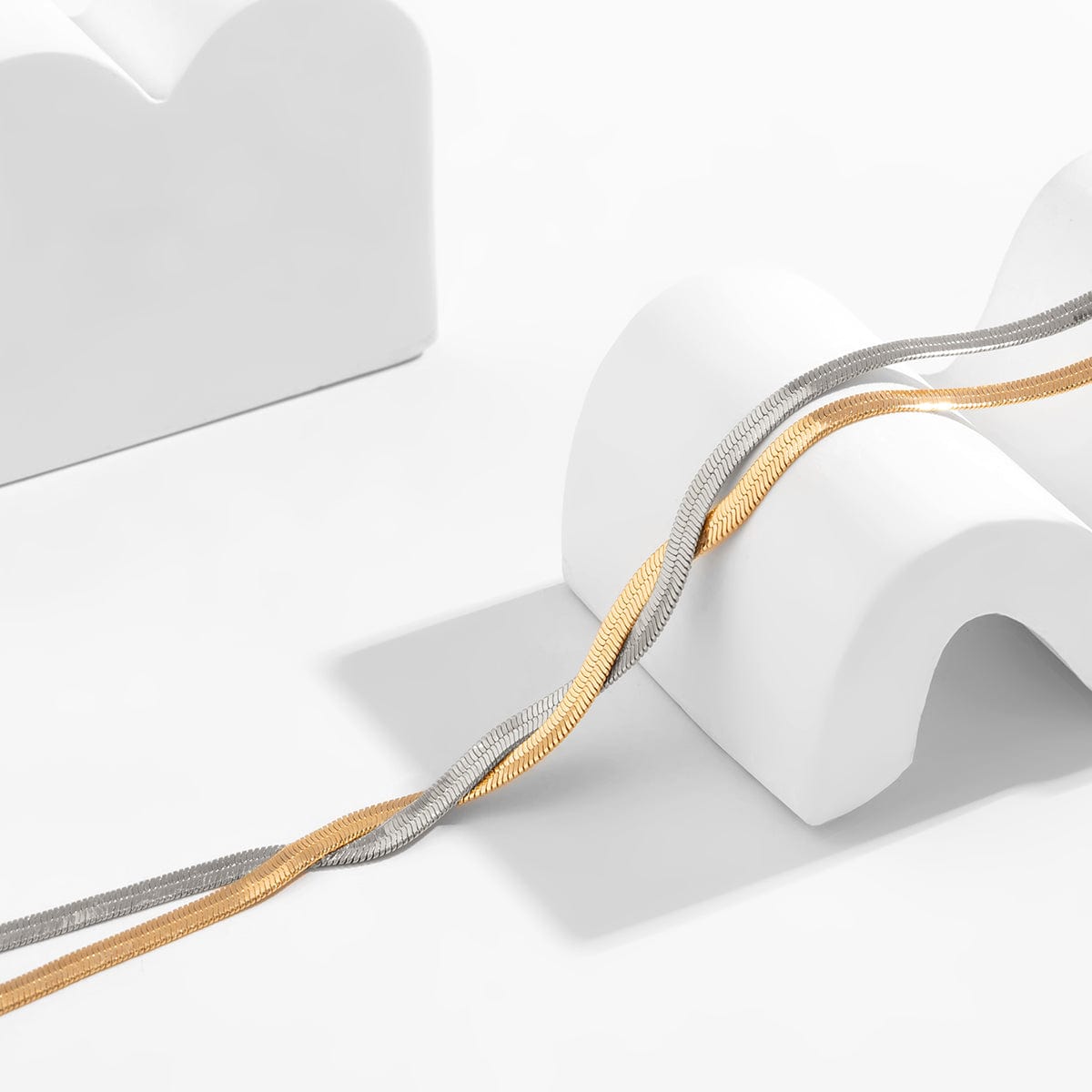 Collier plongeant tresse